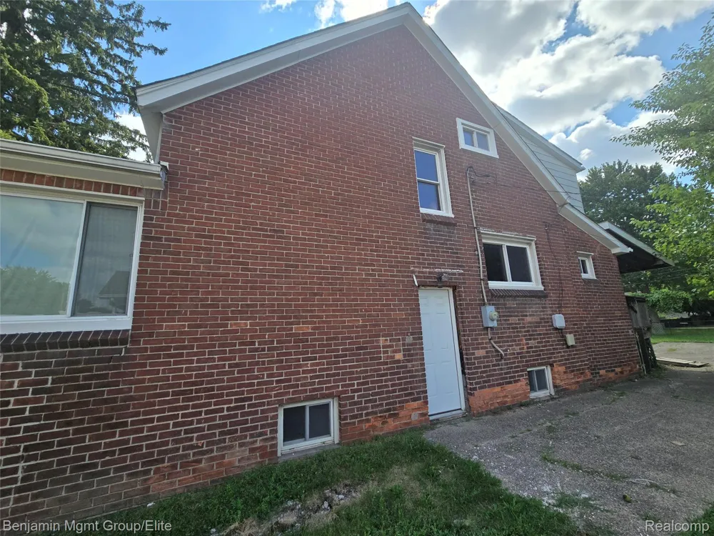 16504 E 10 Mile Road Eastpointe City, MI 48021