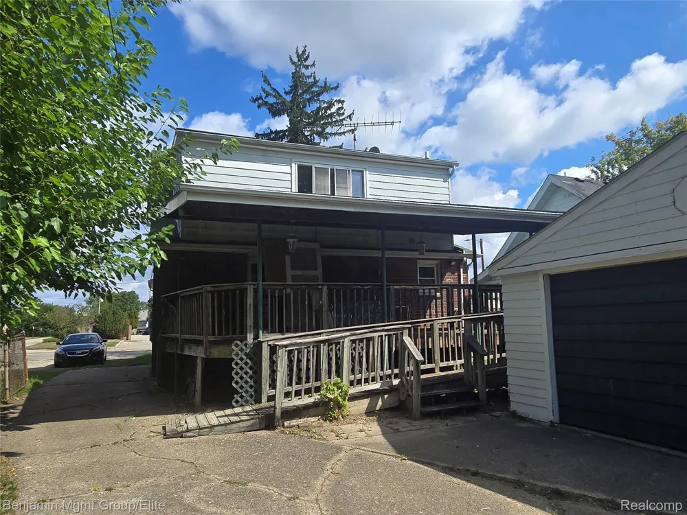 16504 E 10 Mile Road Eastpointe City, MI 48021