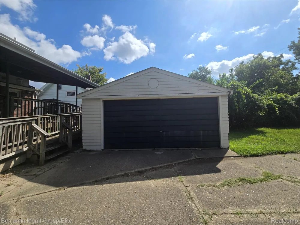 16504 E 10 Mile Road Eastpointe City, MI 48021