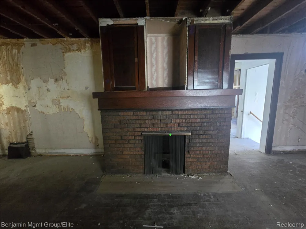 16504 E 10 Mile Road Eastpointe City, MI 48021