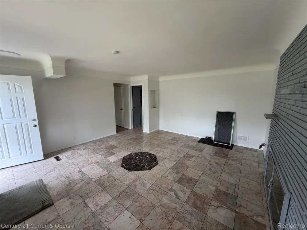20700 Whitlock Drive Dearborn Heights City, MI 48127