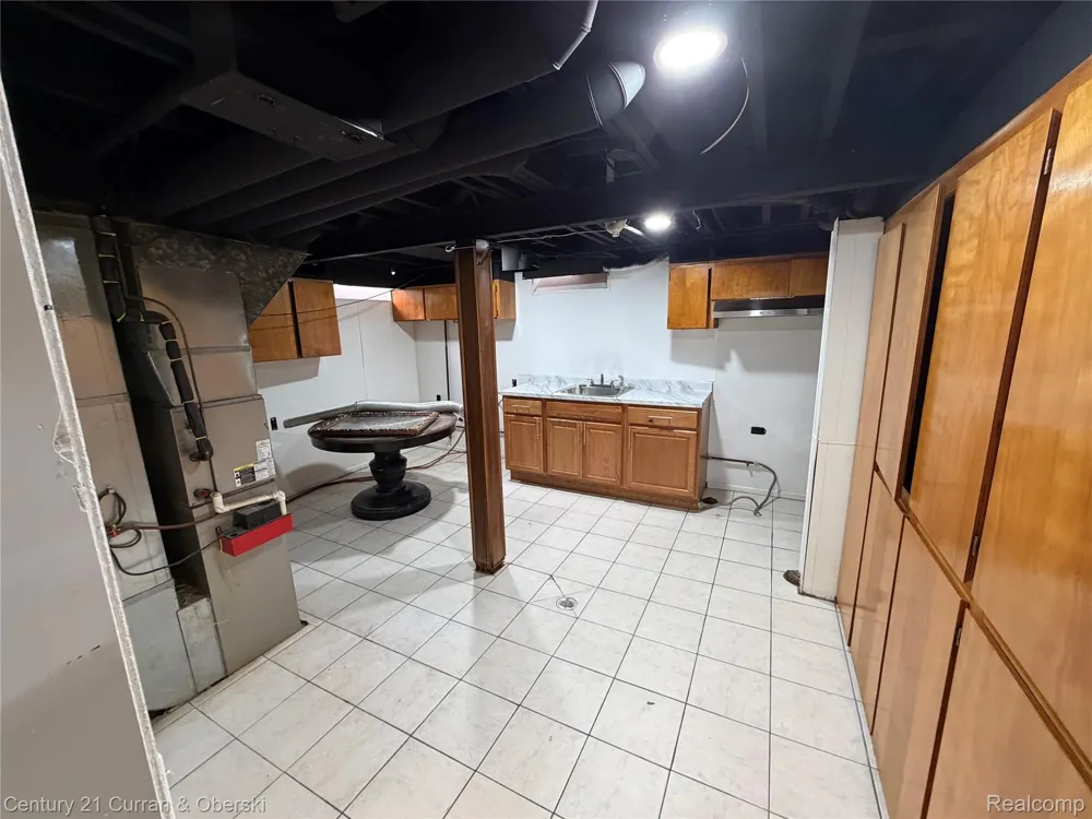 20700 Whitlock Drive Dearborn Heights City, MI 48127