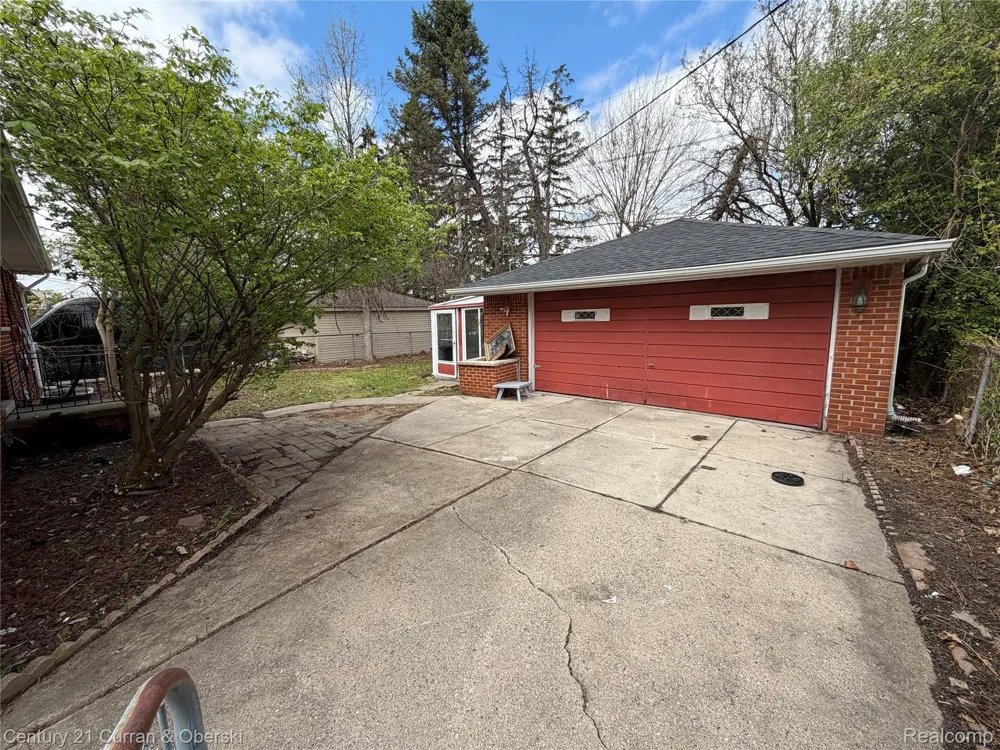 20700 Whitlock Drive Dearborn Heights City, MI 48127