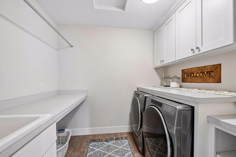 4264 Woodland Court Minnetrista, MN 55331