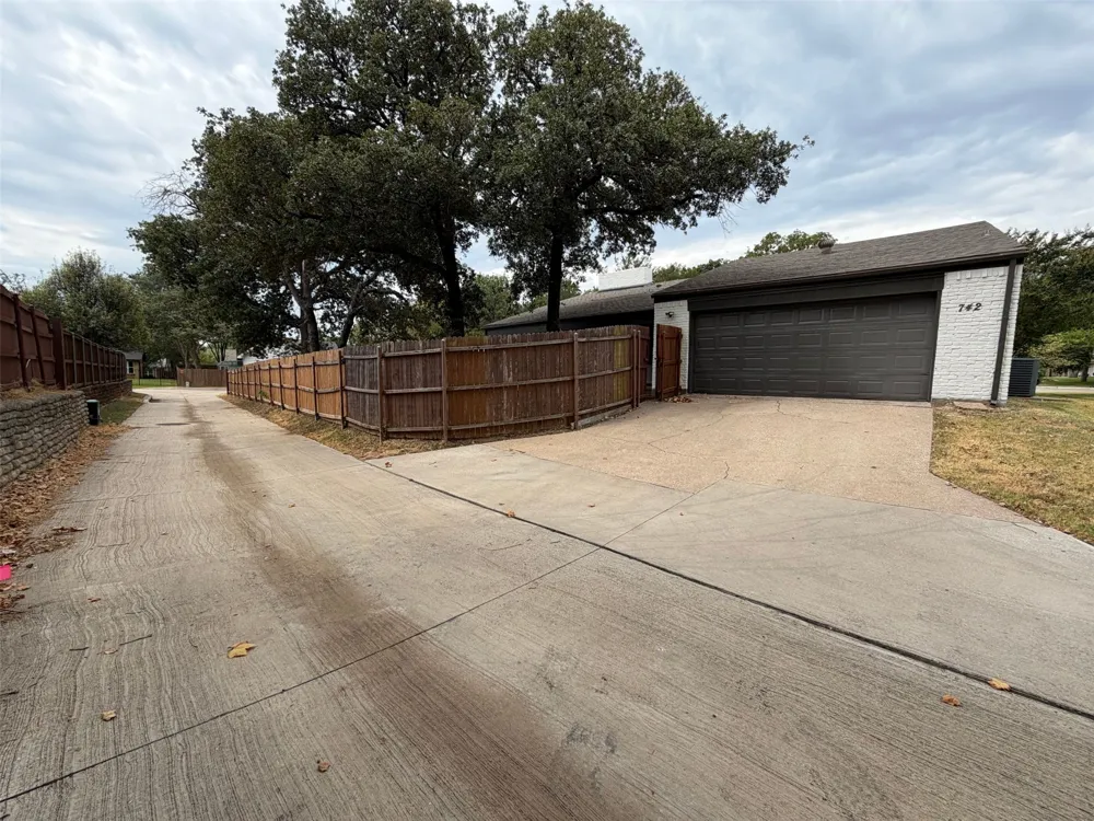 742 Hummingbird Circle Lewisville, TX 75067