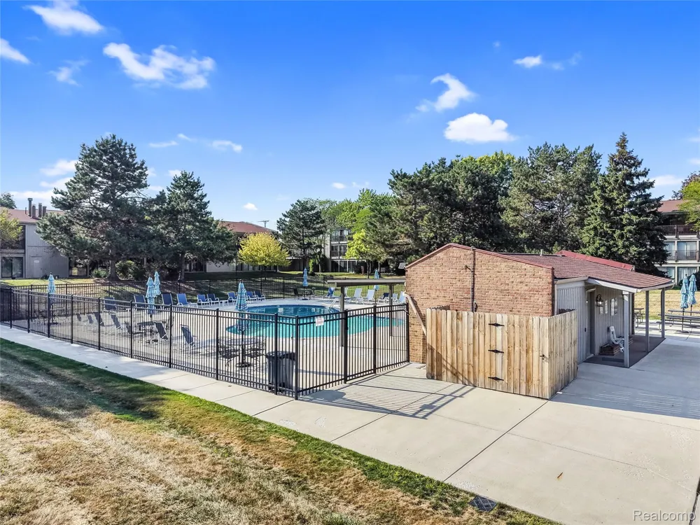 17973 University Park Drive Livonia City, MI 48152