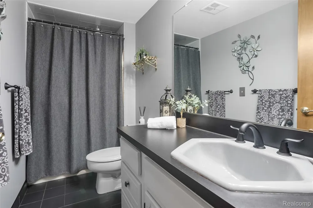 17973 University Park Drive Livonia City, MI 48152