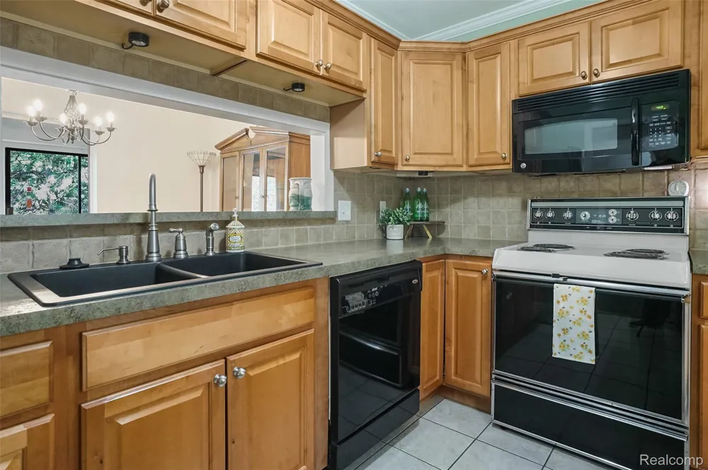 17973 University Park Drive Livonia City, MI 48152