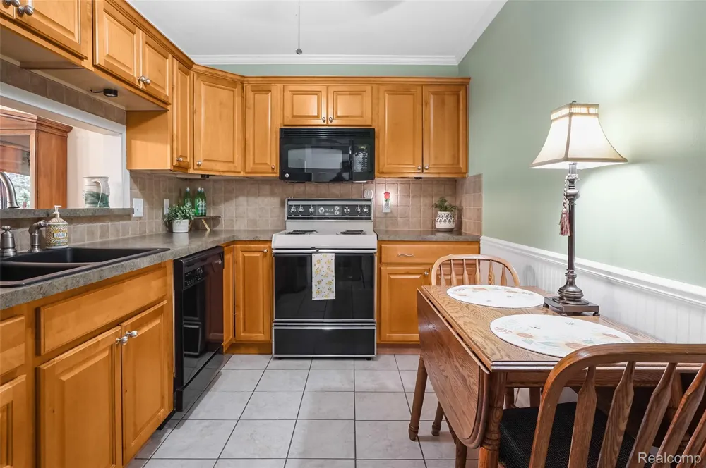 17973 University Park Drive Livonia City, MI 48152