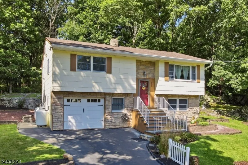 25 Elm Tree Rd Vernon, NJ 07422