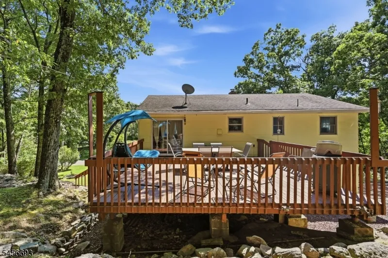 25 Elm Tree Rd Vernon, NJ 07422