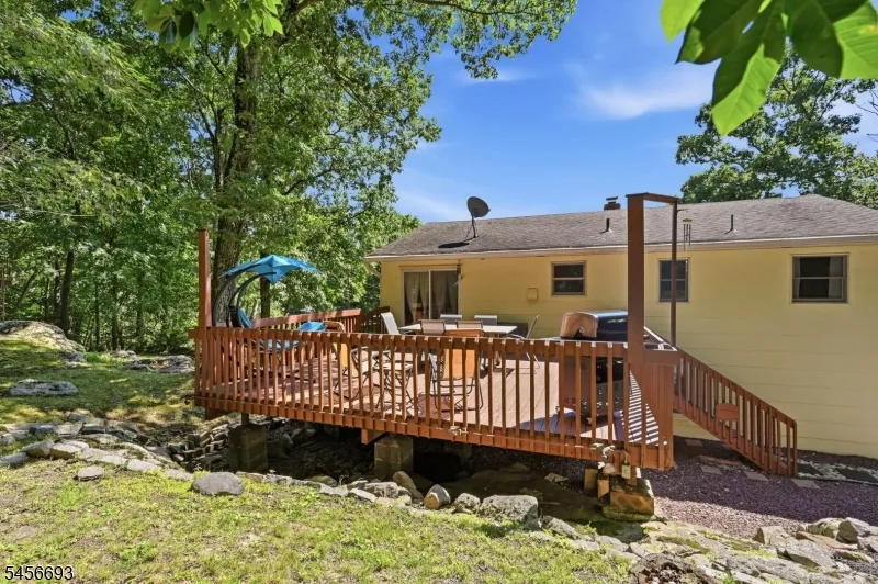 25 Elm Tree Rd Vernon, NJ 07422