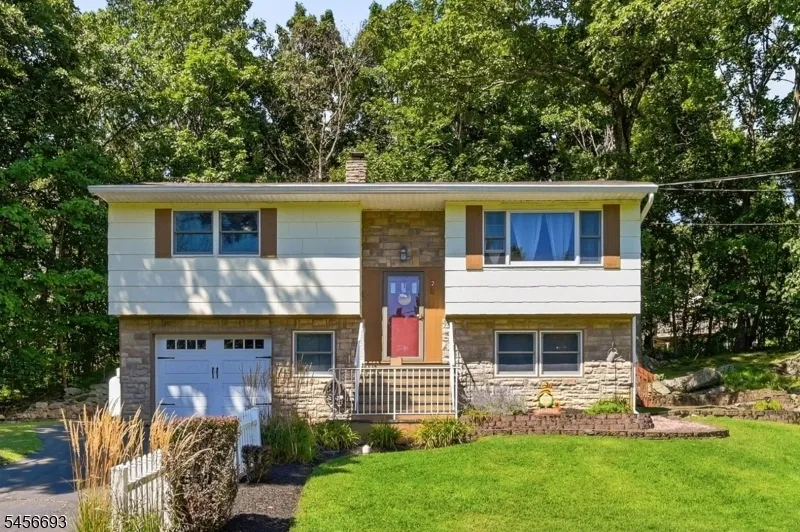 25 Elm Tree Rd Vernon, NJ 07422