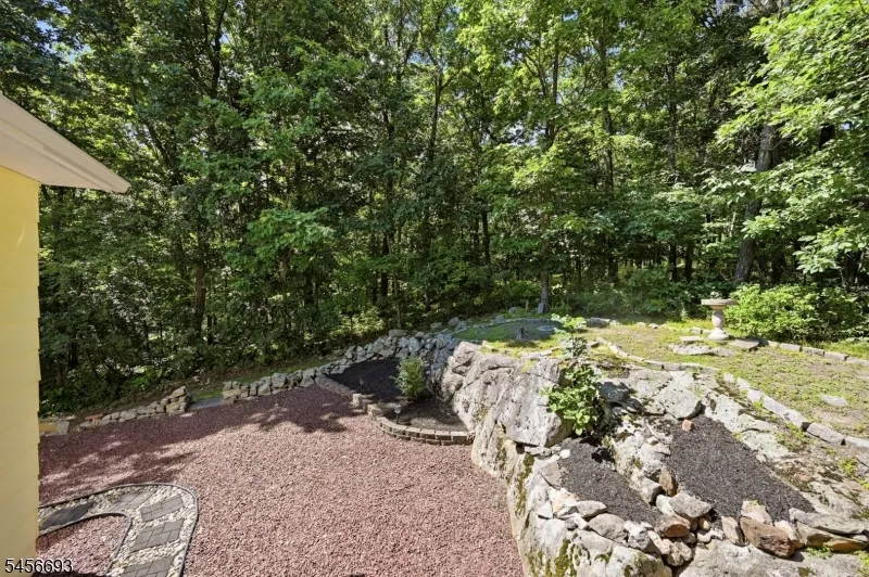 25 Elm Tree Rd Vernon, NJ 07422