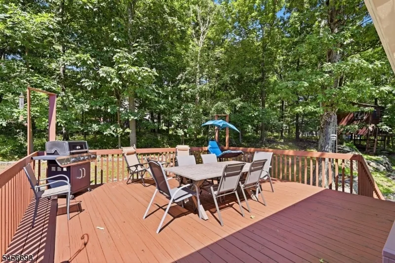 25 Elm Tree Rd Vernon, NJ 07422