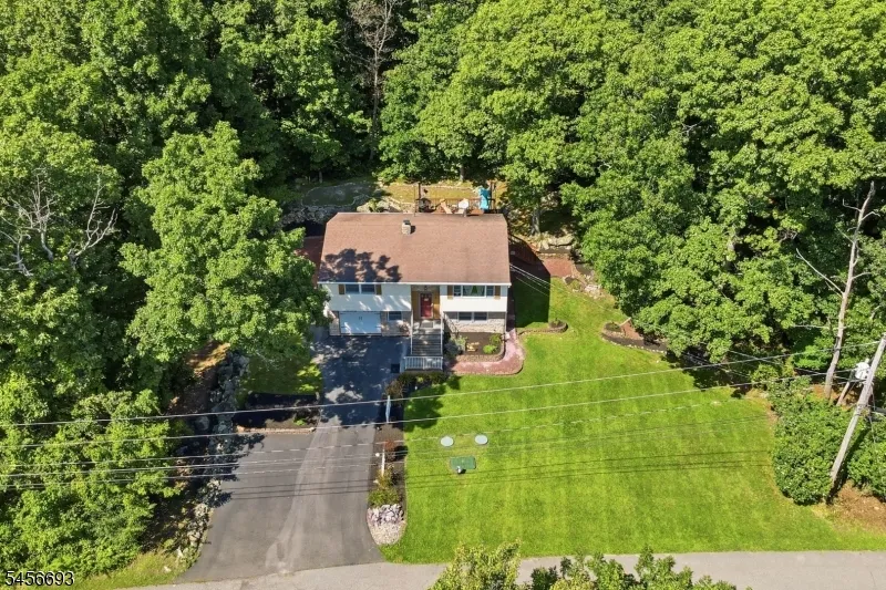 25 Elm Tree Rd Vernon, NJ 07422