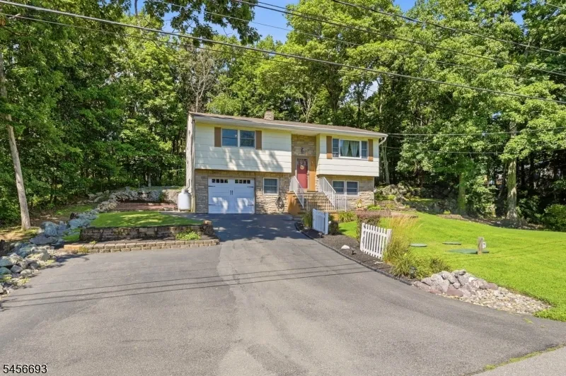 25 Elm Tree Rd Vernon, NJ 07422