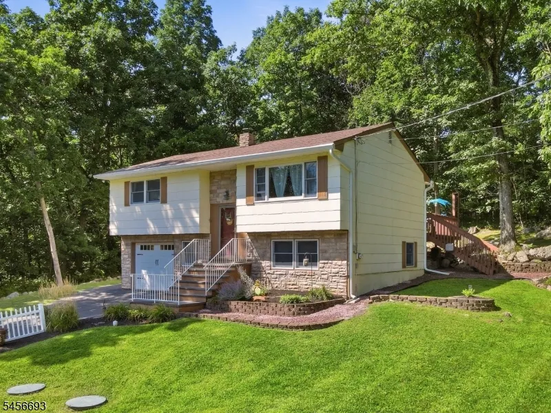 25 Elm Tree Rd Vernon, NJ 07422