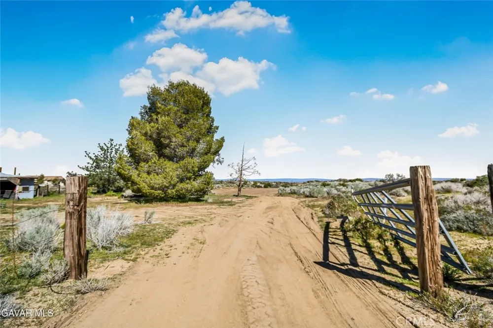 31720 96th Street East Littlerock, CA 93543