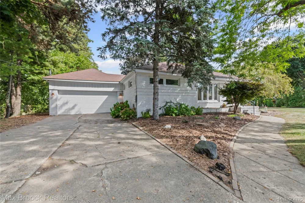 2665 Middlebelt Road West Bloomfield Charter Township, MI 48324