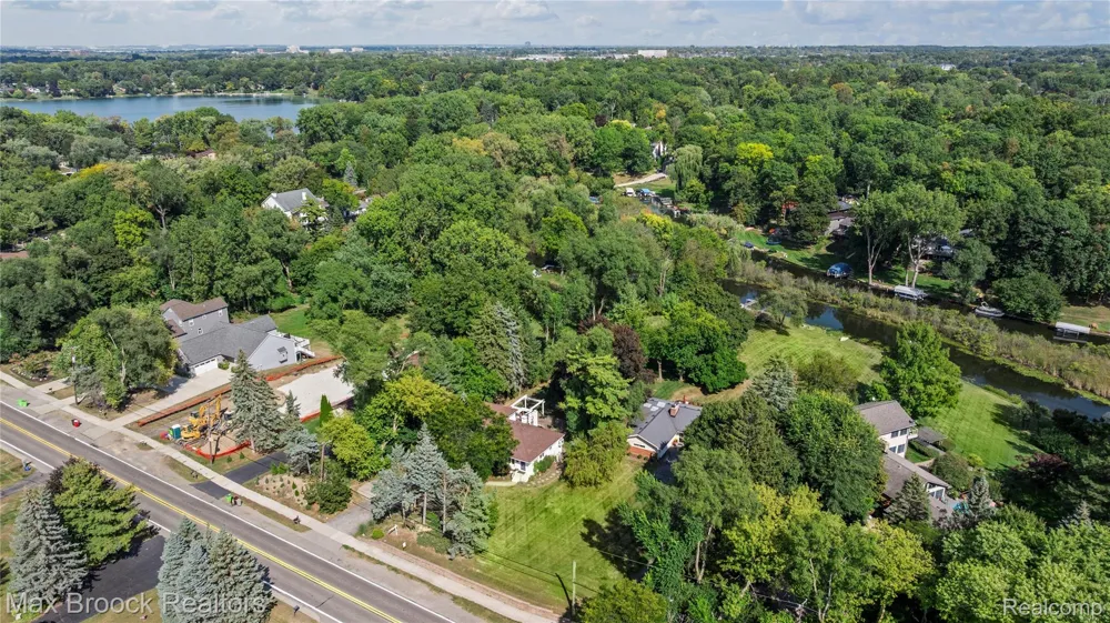 2665 Middlebelt Road West Bloomfield Charter Township, MI 48324