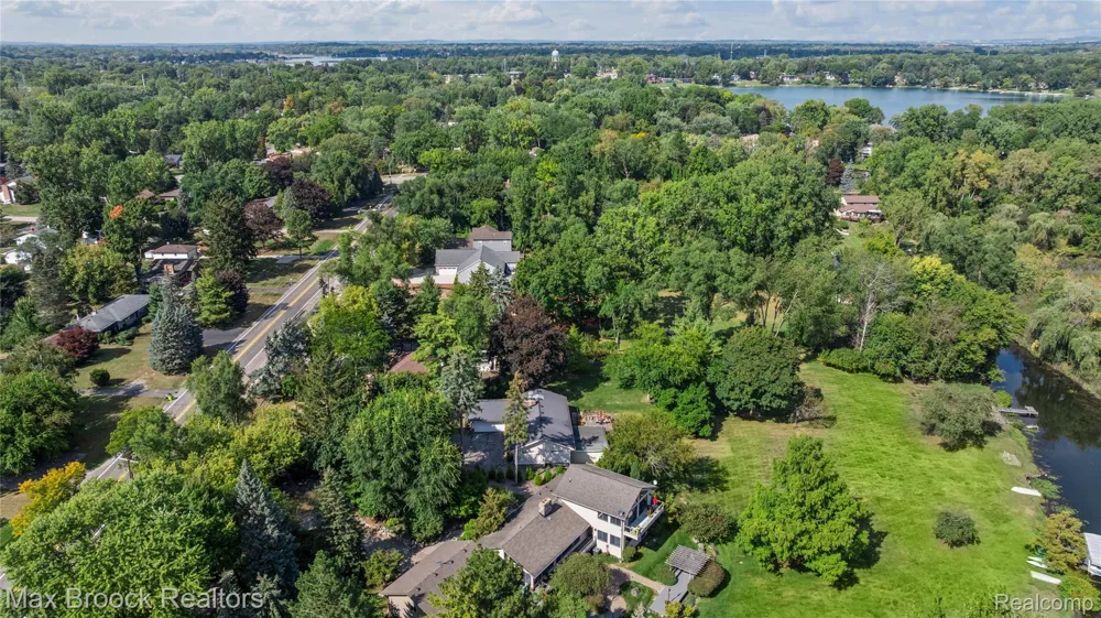 2665 Middlebelt Road West Bloomfield Charter Township, MI 48324