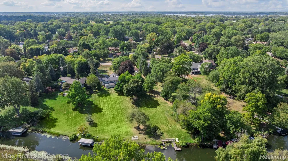 2665 Middlebelt Road West Bloomfield Charter Township, MI 48324