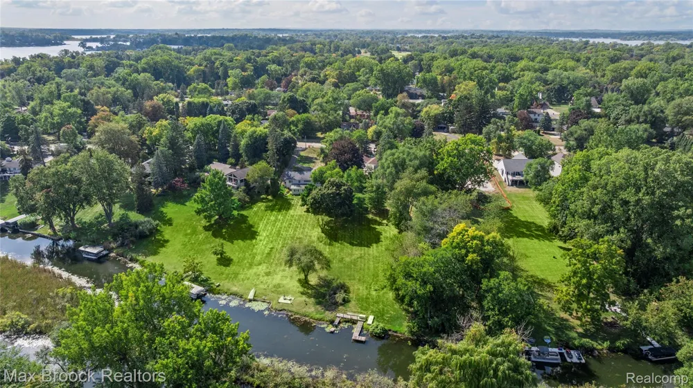 2665 Middlebelt Road West Bloomfield Charter Township, MI 48324