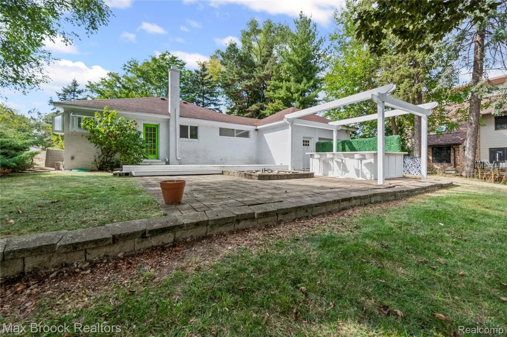 2665 Middlebelt Road West Bloomfield Charter Township, MI 48324