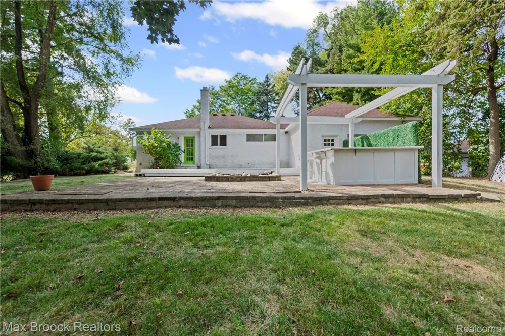 2665 Middlebelt Road West Bloomfield Charter Township, MI 48324