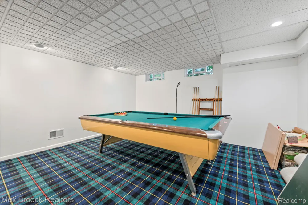 2665 Middlebelt Road West Bloomfield Charter Township, MI 48324