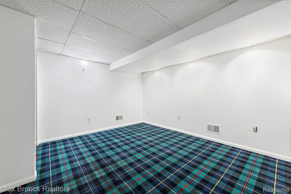 2665 Middlebelt Road West Bloomfield Charter Township, MI 48324