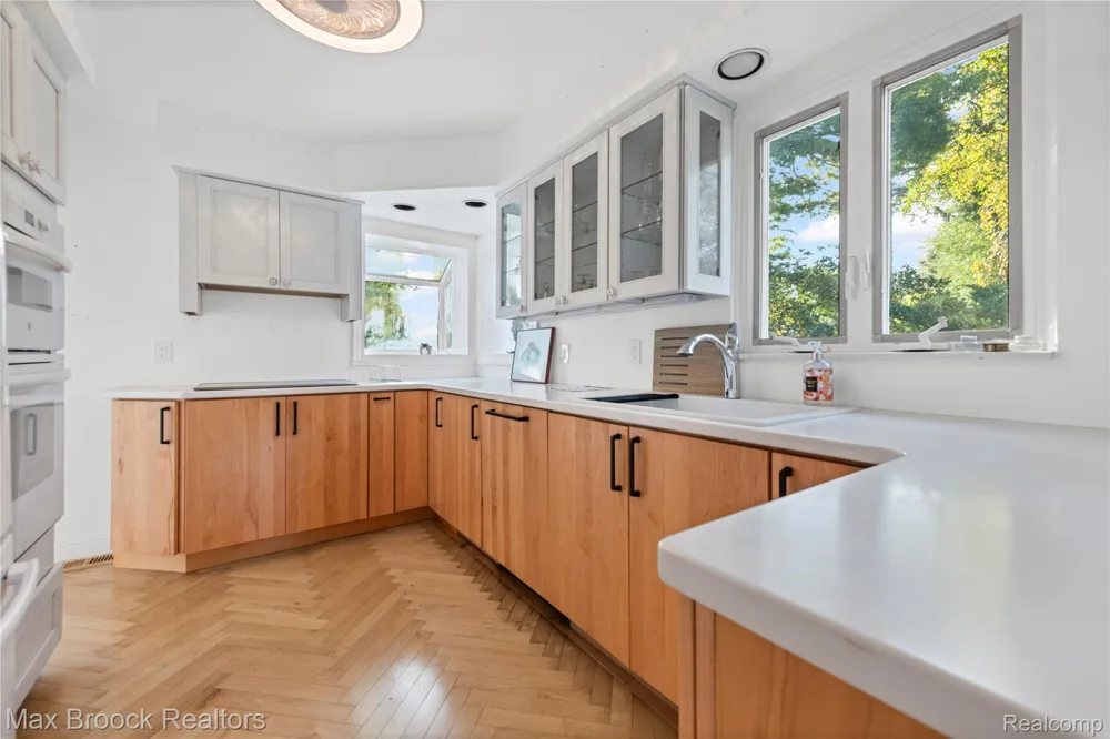 2665 Middlebelt Road West Bloomfield Charter Township, MI 48324