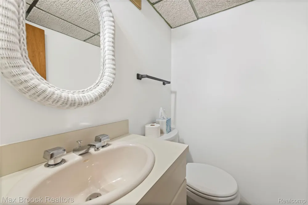 2665 Middlebelt Road West Bloomfield Charter Township, MI 48324