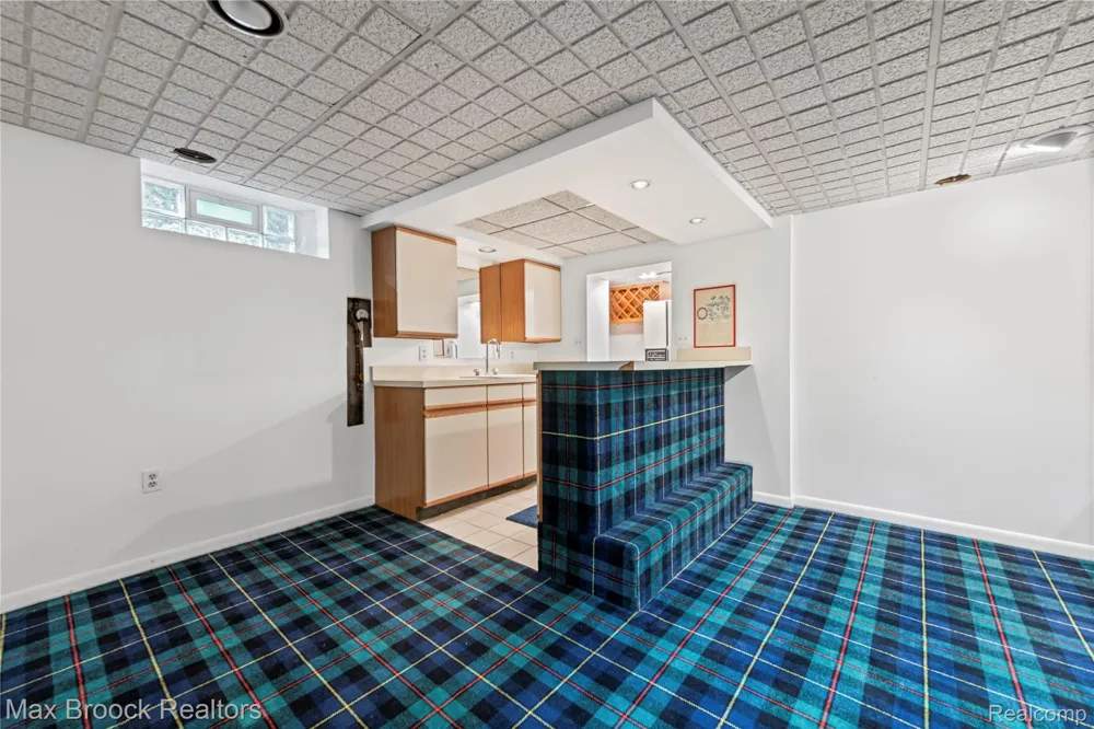 2665 Middlebelt Road West Bloomfield Charter Township, MI 48324