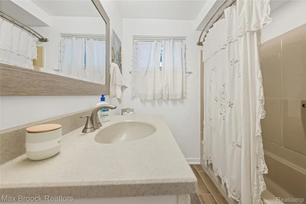 2665 Middlebelt Road West Bloomfield Charter Township, MI 48324