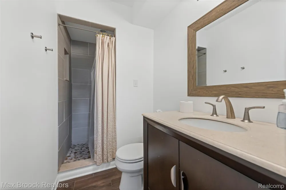 2665 Middlebelt Road West Bloomfield Charter Township, MI 48324