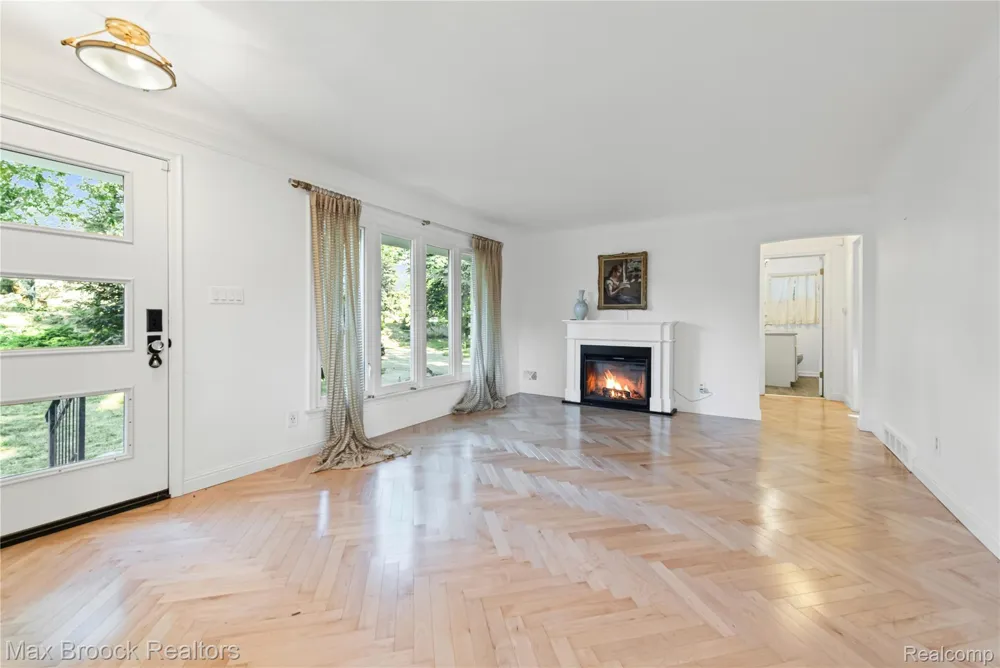 2665 Middlebelt Road West Bloomfield Charter Township, MI 48324