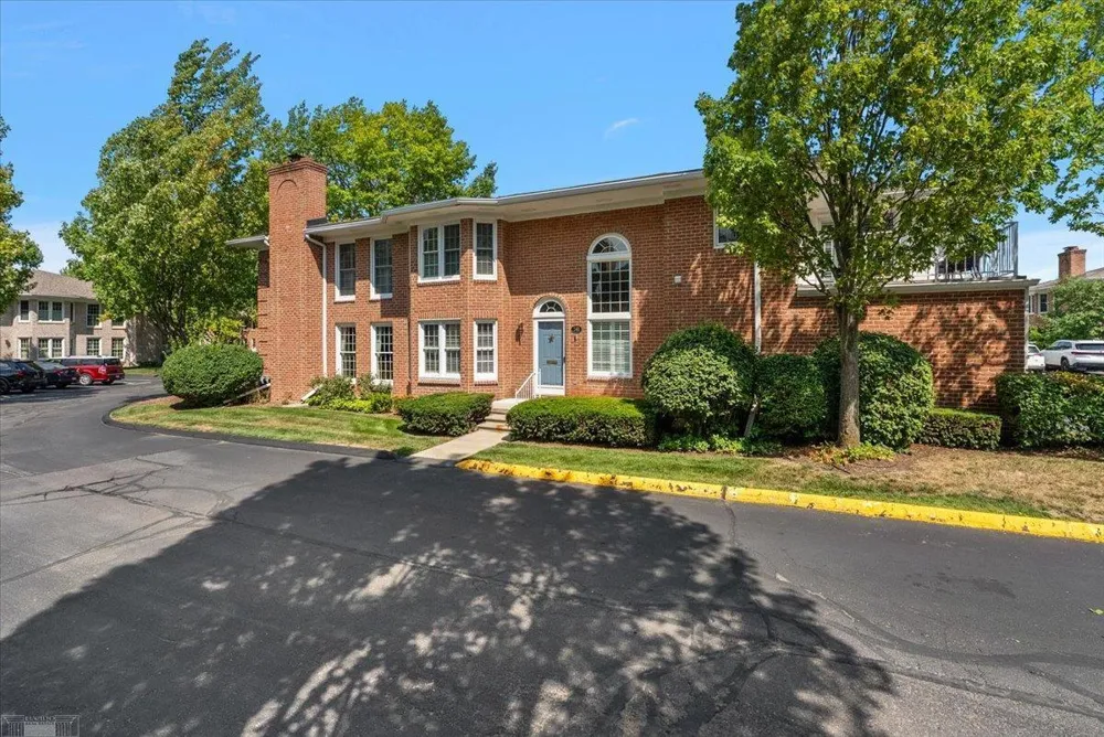 141 Windwood Pointe Road St Clair Shores City, MI 48080