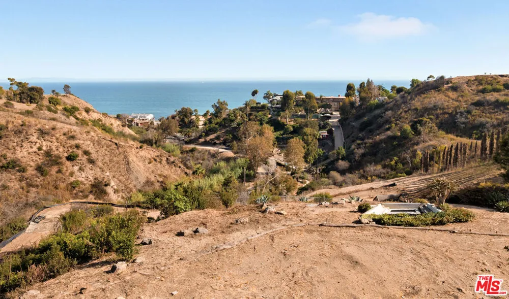 21930 Carbon Mesa Road Malibu, CA 90265