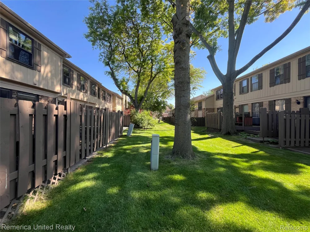 31621 Green Meadow Lane Warren City, MI 48093