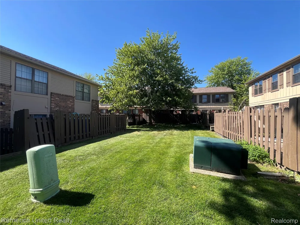 31621 Green Meadow Lane Warren City, MI 48093