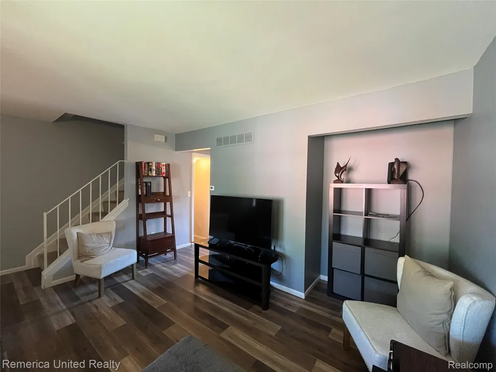 31621 Green Meadow Lane Warren City, MI 48093