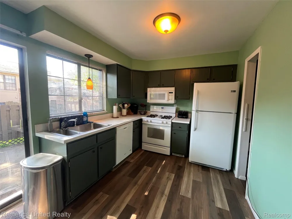 31621 Green Meadow Lane Warren City, MI 48093