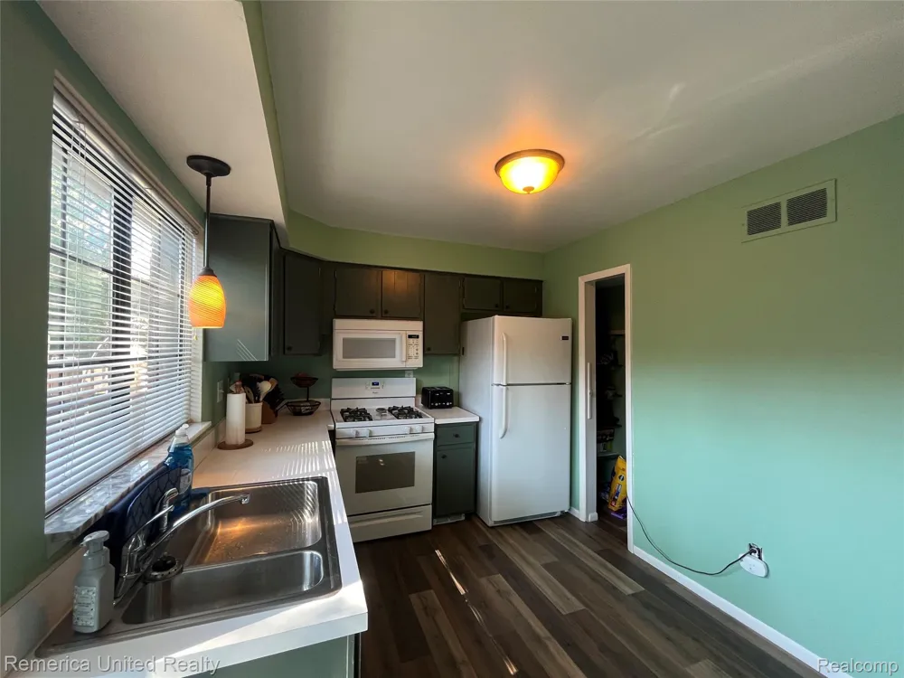 31621 Green Meadow Lane Warren City, MI 48093