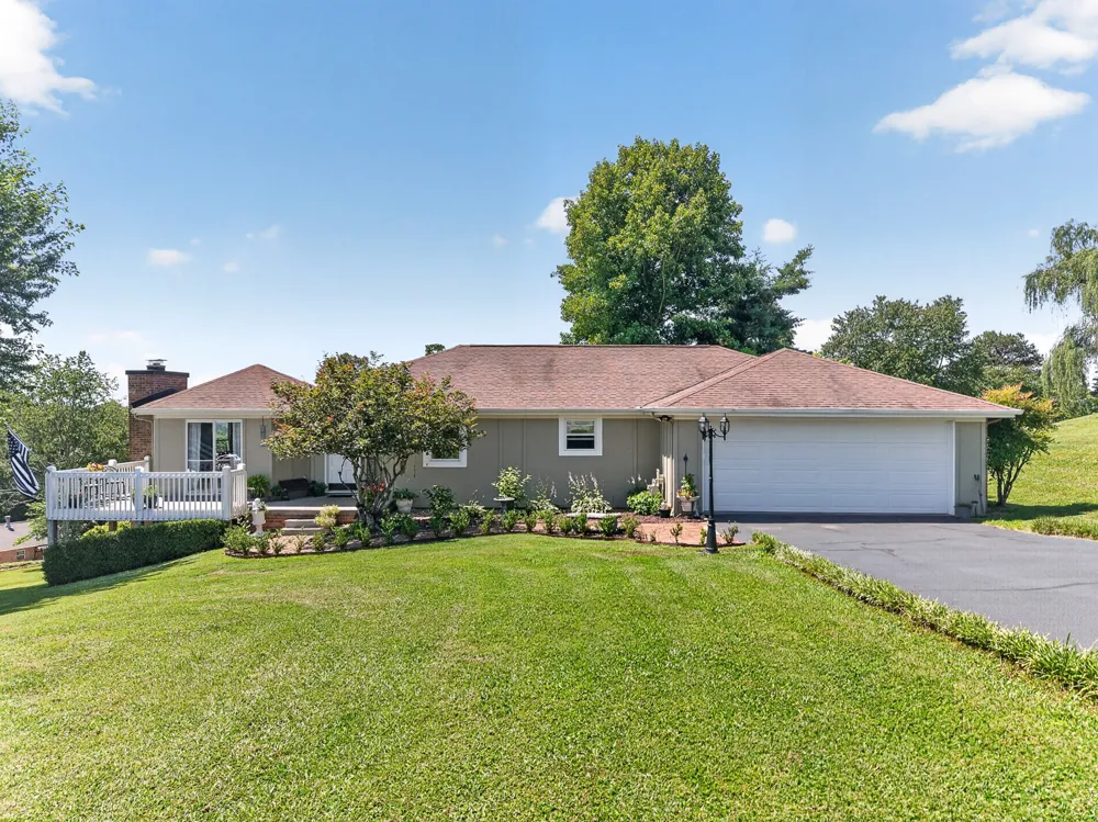 1031 Montcrest Dr Lenoir City, TN 37771