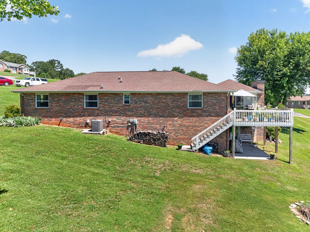 1031 Montcrest Dr Lenoir City, TN 37771