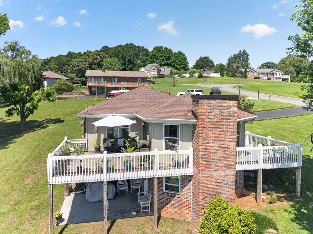 1031 Montcrest Dr Lenoir City, TN 37771