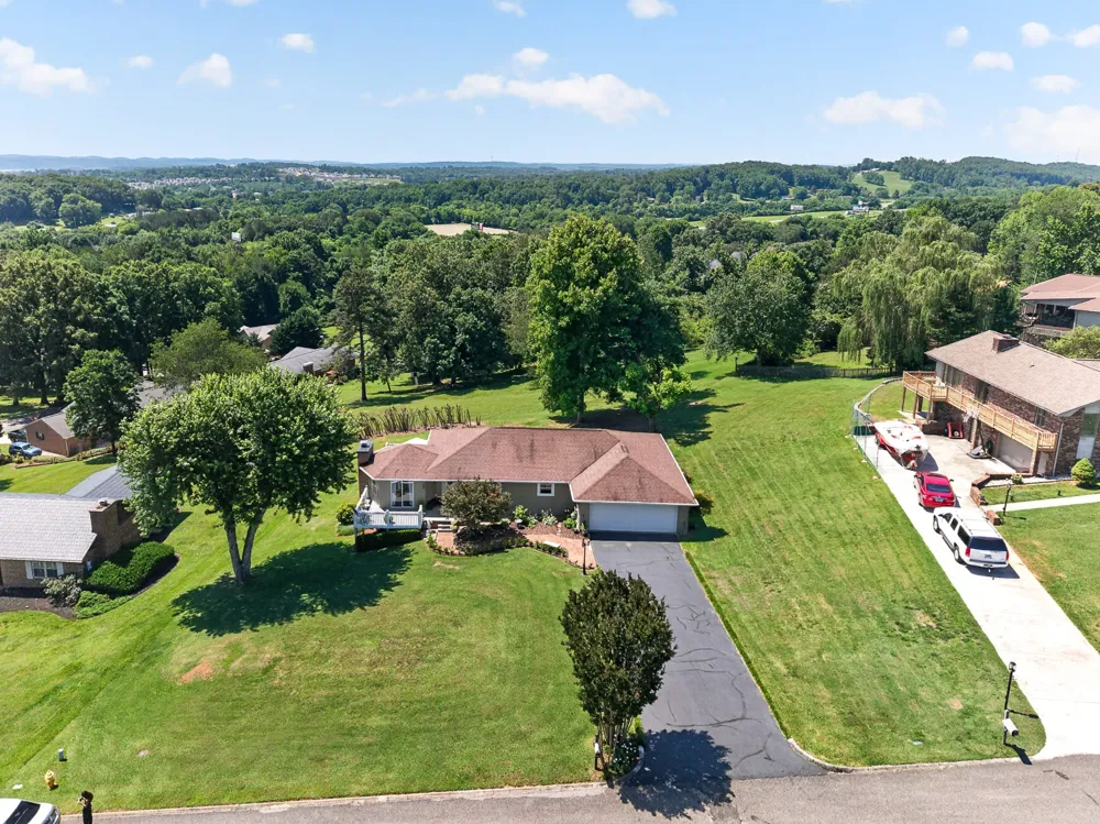 1031 Montcrest Dr Lenoir City, TN 37771