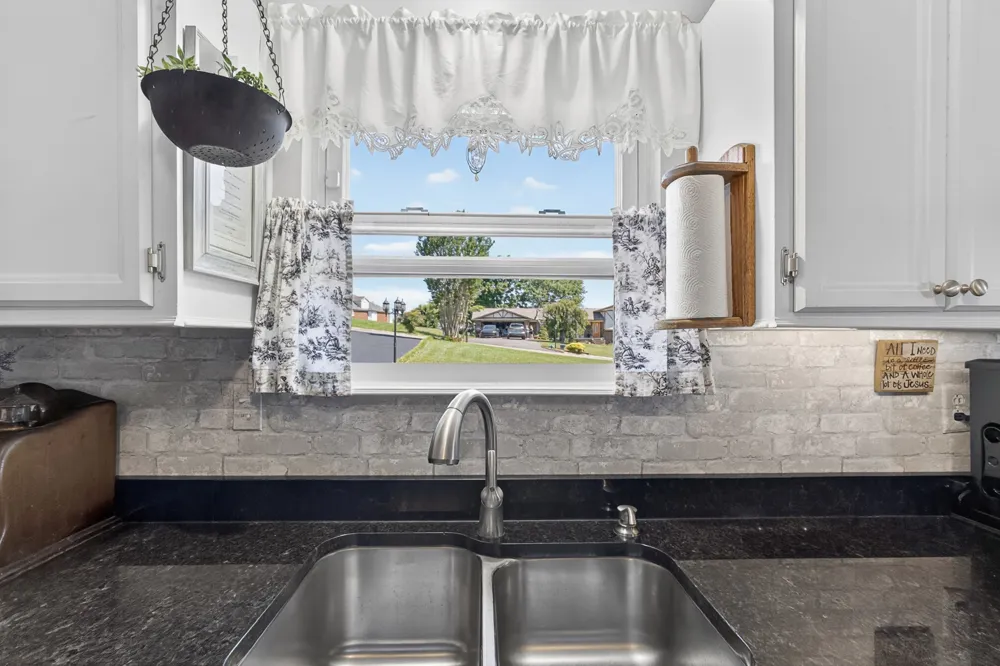 1031 Montcrest Dr Lenoir City, TN 37771